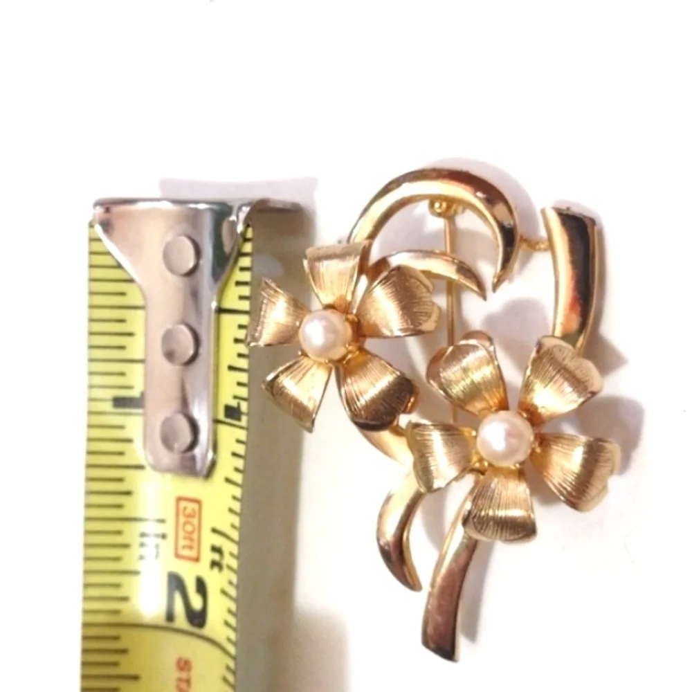 VINTAGE BROOKS 70s FLOWER BROOCHES (LOT OF 2)